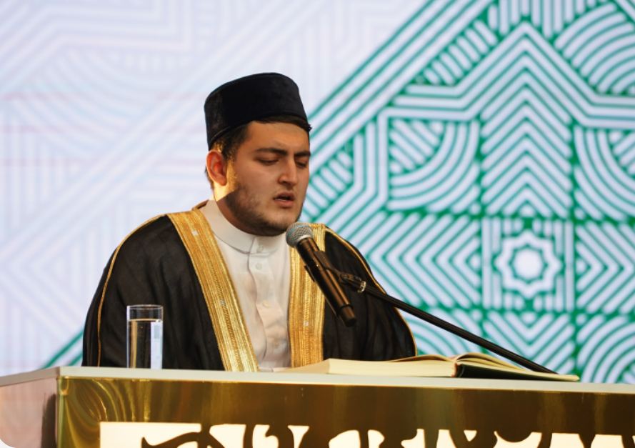 Шейх Ясир, преподаватель школы, читает Коран